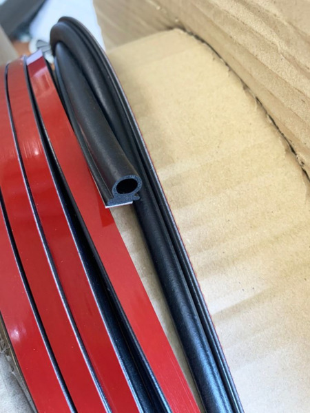 GV001N/GV034 · 10x10,5mm Perfil Esponjoso con/sin Adhesivo · Caucho EPDM Flexible (3)
