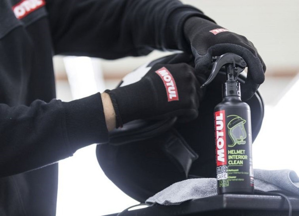 Motul M2 Helmet Interior Clean · Higienizador de Casco · 250ml (2)