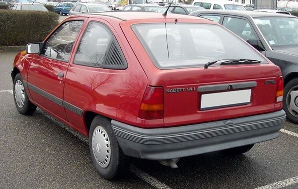 Opel Kadett E 1984> Paragolpes Trasero (1)