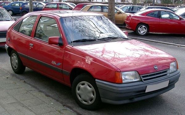 Opel Kadett E 1984> Paragolpes Trasero (2)