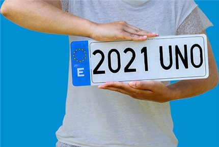UNO Alfa - Placa Matrícula Corta · Acrílica 340x110mm