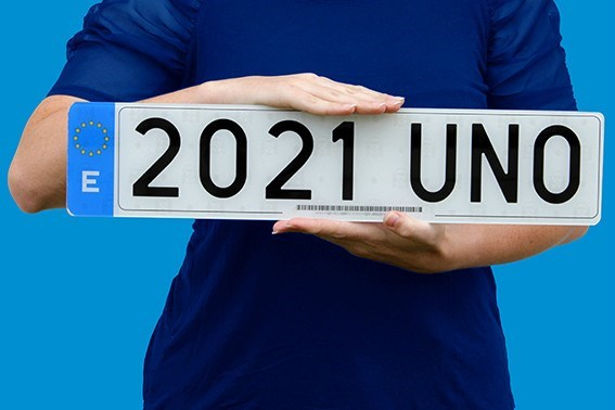UNO Larga - Placa de Matrícula Premium · Acrílica 520x110mm