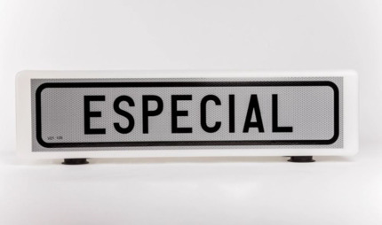 V-21 Señal Acompañamiento Transporte Especial · Opción luminosa