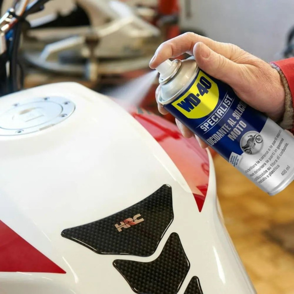 WD-40 Specialist® Moto · Abrillantador Plásticos y Gomas · Spray 400 ml (1)